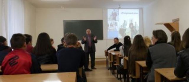 Декан Громяк М.І. вітає учнів Тернопільського навчально-виховного комплексу «Школа-колегіум Патріарха Йосифа Сліпого» у стінах рідного фізико-математичного  факультету